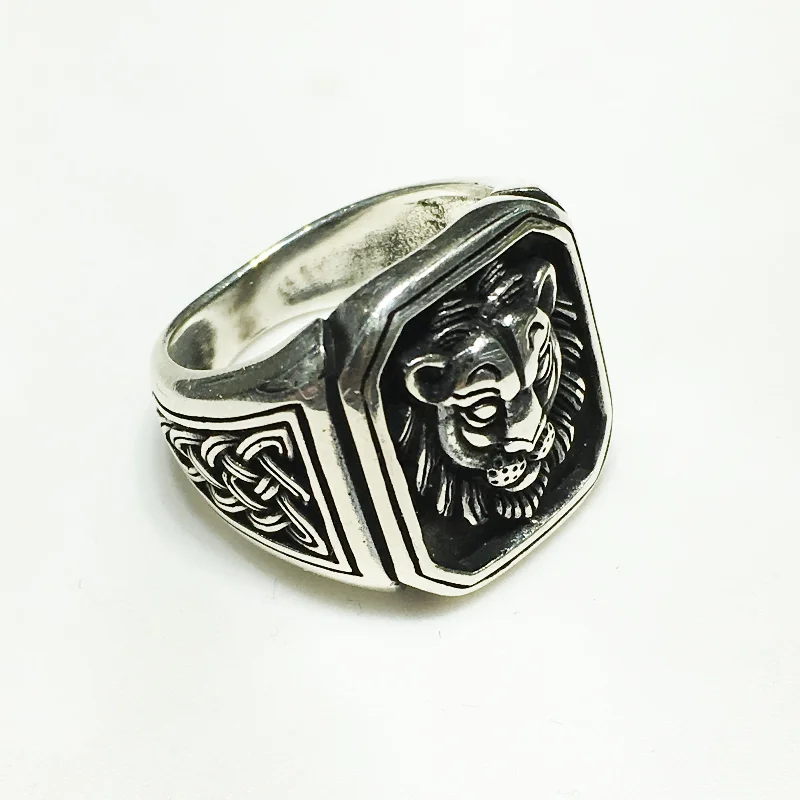 Trendy Silver Ring for Women with Custom Design-Antique-Finish Framed Lion Visage Ring (Silver)