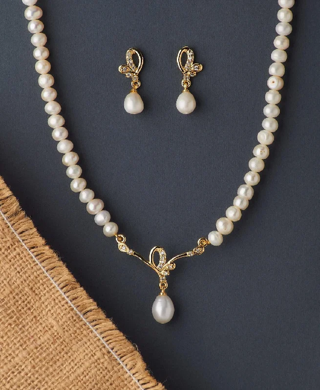 Simple Sapphire Necklace for Bridesmaids-Beautiful Stone Studded Pearl Necklace Set