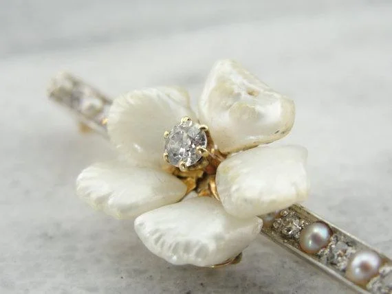 Retro Brooch With Sparkling Crystals-Diamond and Pearl Blossom Brooch