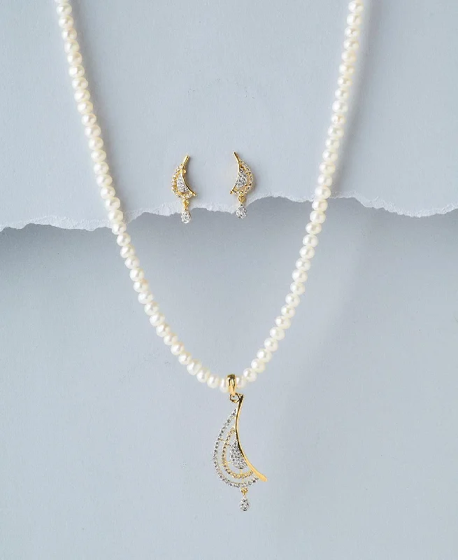 Stylish Gold Necklace with Charm Pendant-Exquisite Pearl Necklace Set